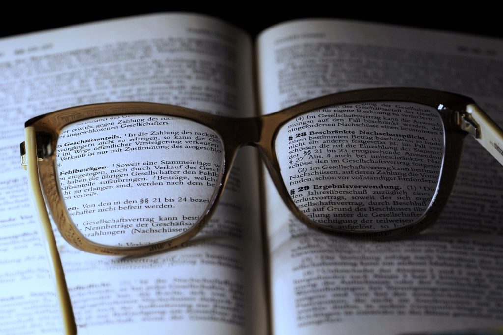 Eine Brille liegt auf einem offenen Buch
